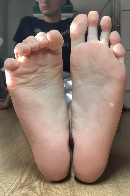 imma scrunch my toes on your nose 🤤