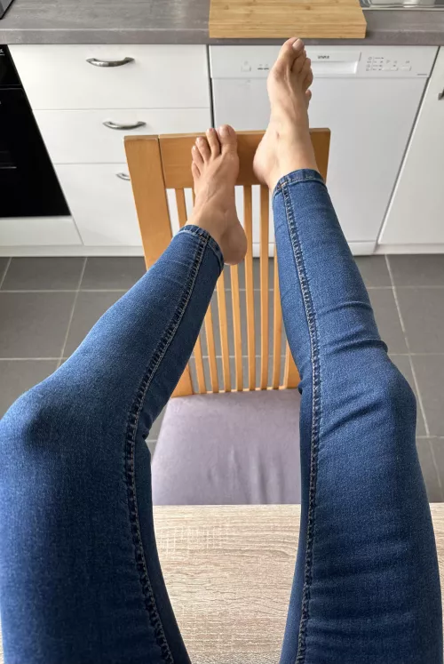 Jeans and bare feet..I love it
