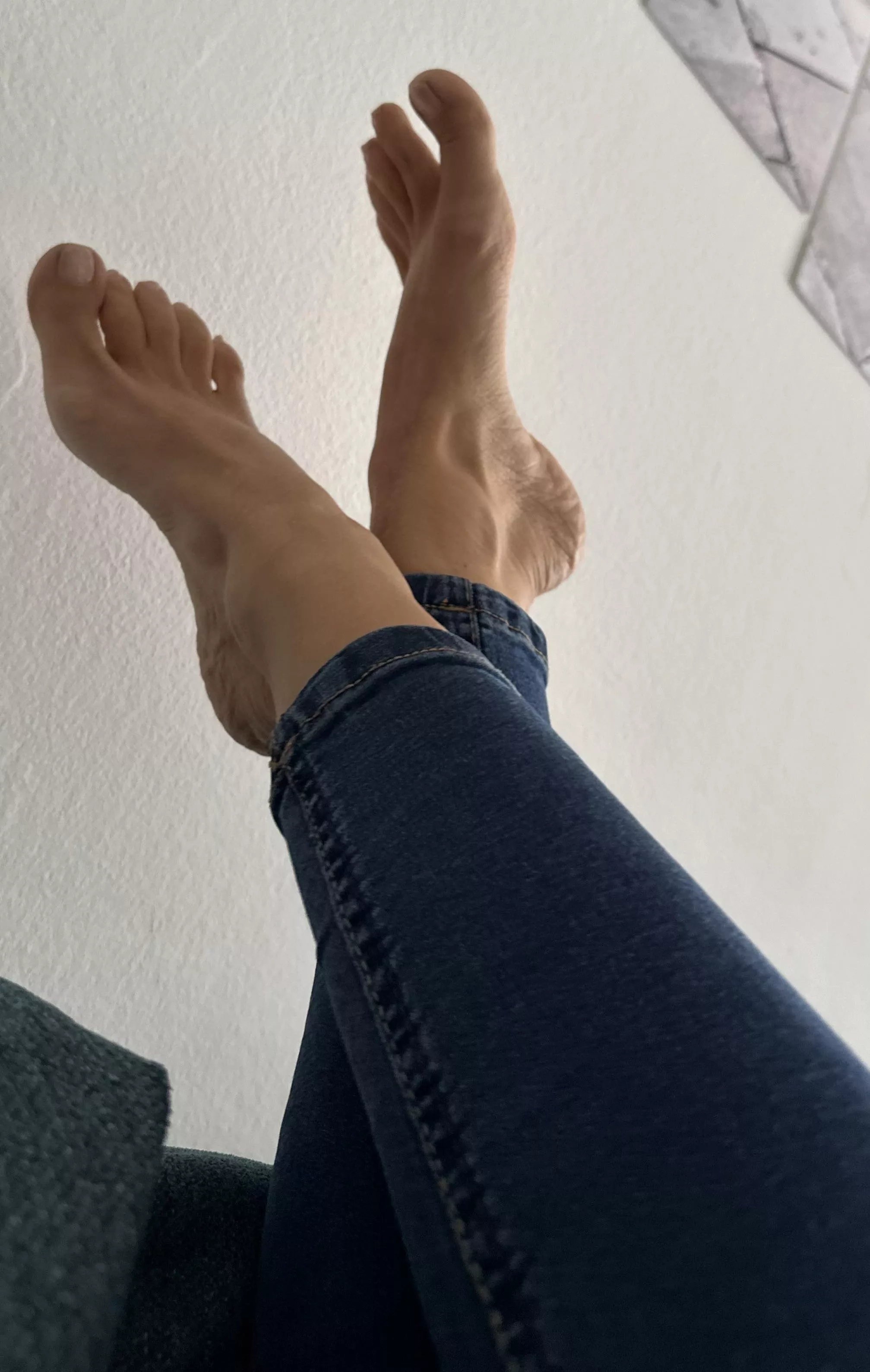 Jeans and bare feet..I love it
