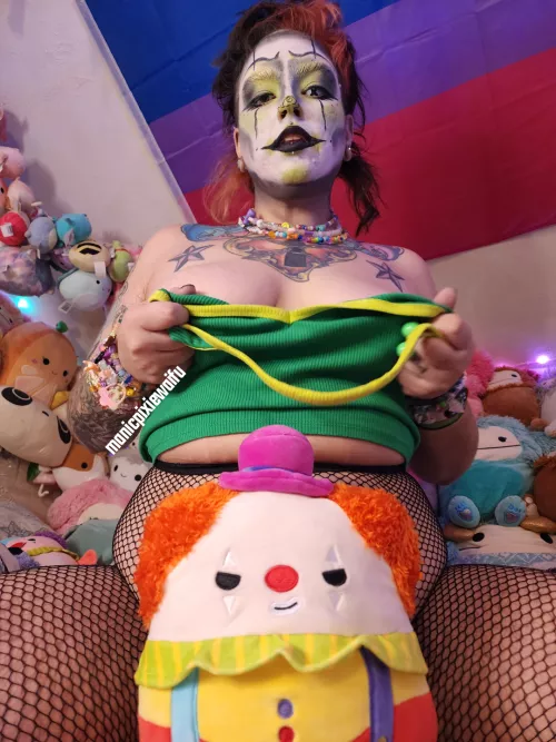 jeesh i wonder what's behind that little clown boi?? 🤔🤡🎉💦