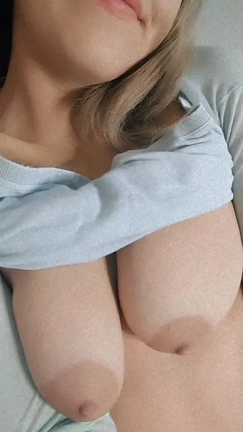 Lay down and suck my tits 😈