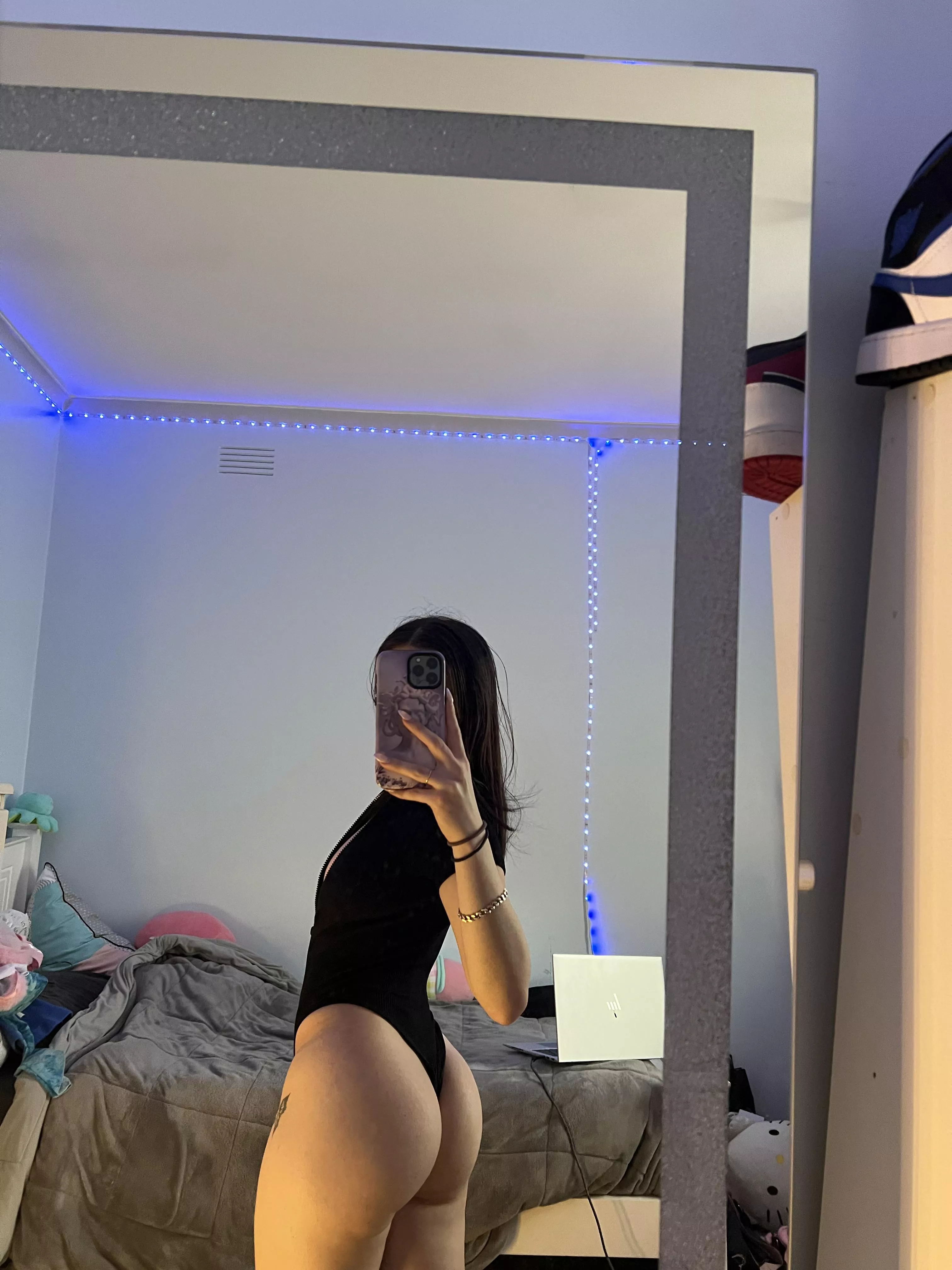 Let’s remember to look at the butt cheeks 