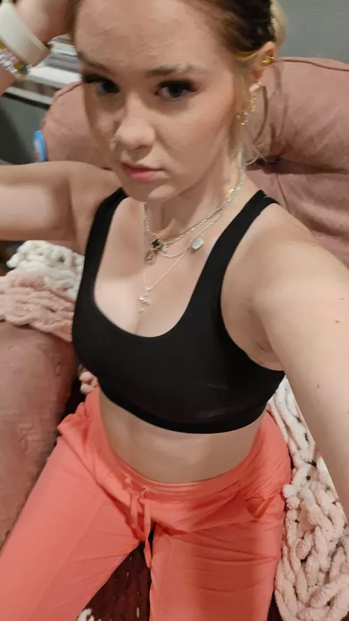 looking sexy after a sweaty workout 🩷 now lick my armpits, pig.