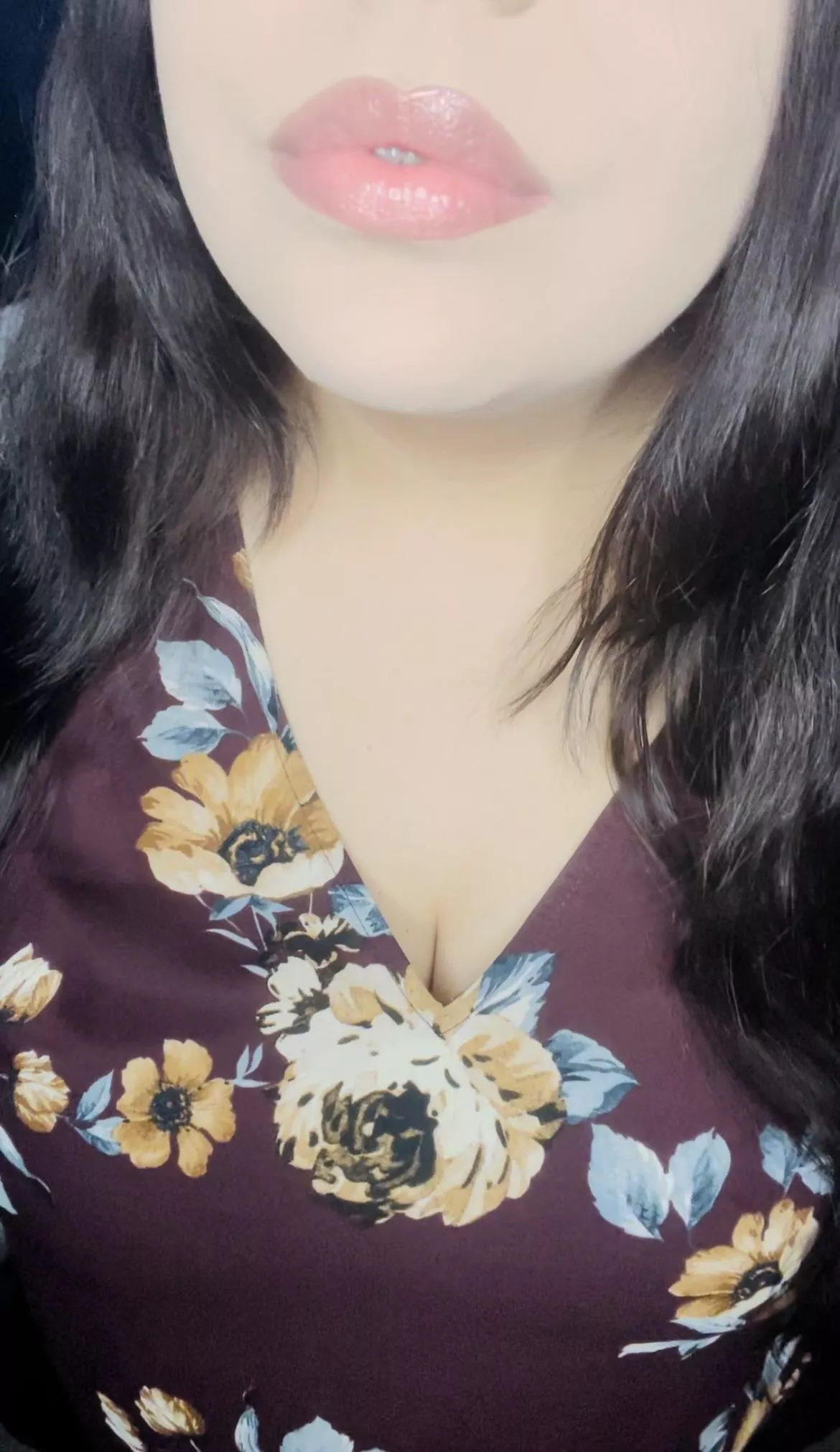 Monday’s are for shiny pink lips 😙