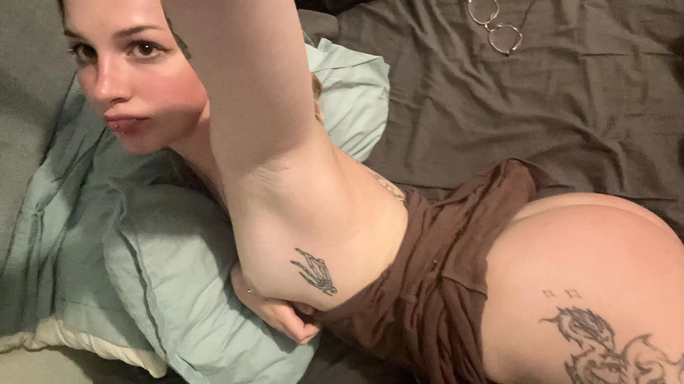 my face and 🍑 got a bit burnt… i need some lotion rubbed on me 