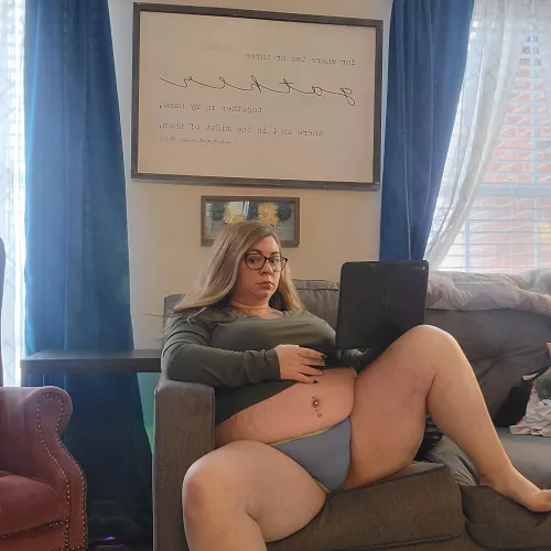 New here! Helloo 🤓 Just a chubby girl who is always horny while she studies 