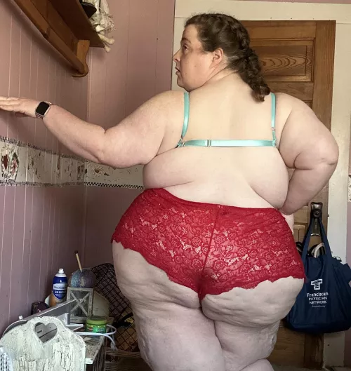 Red makes me horny 🤭🍓