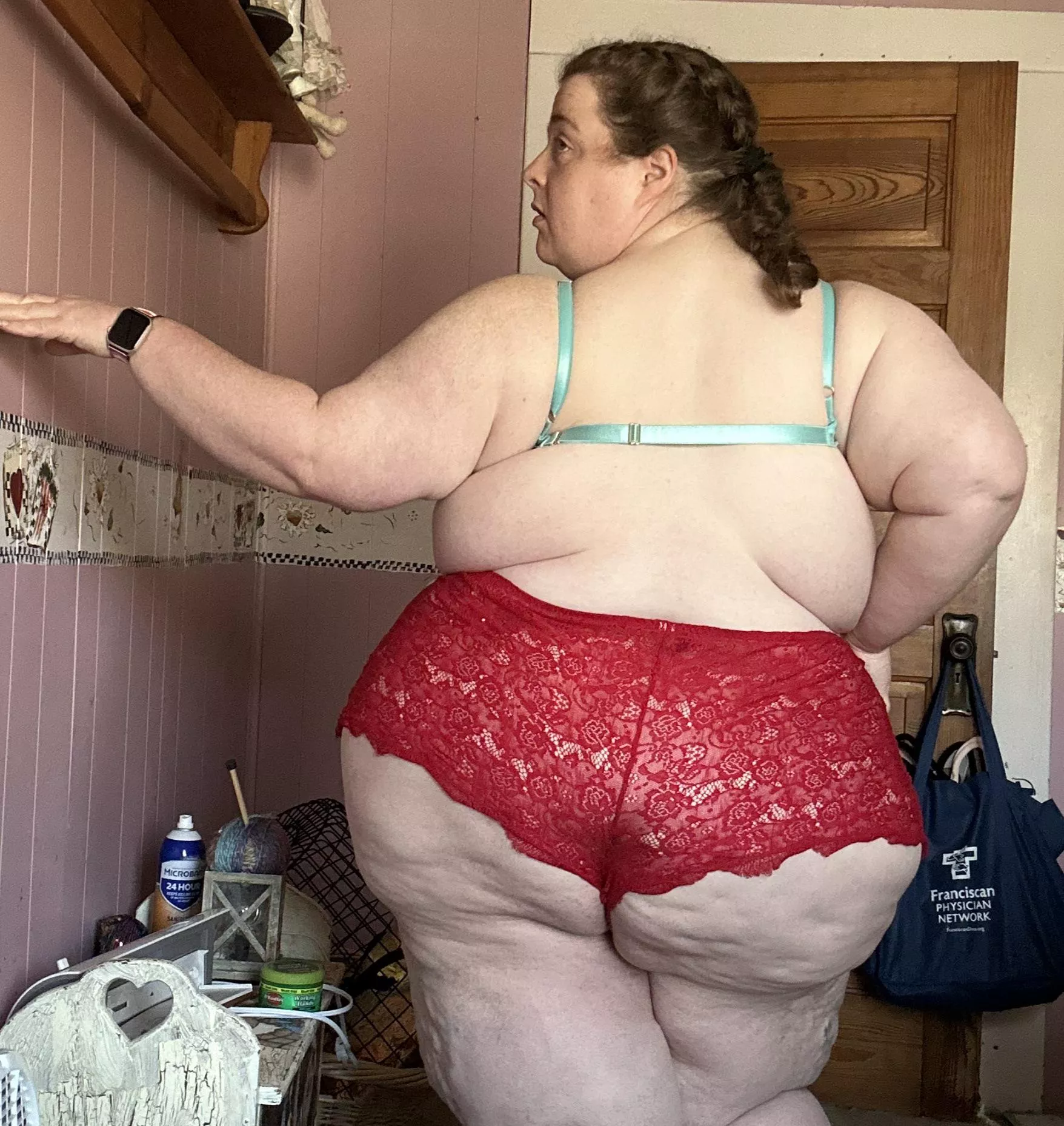 Red makes me horny 🤭🍓