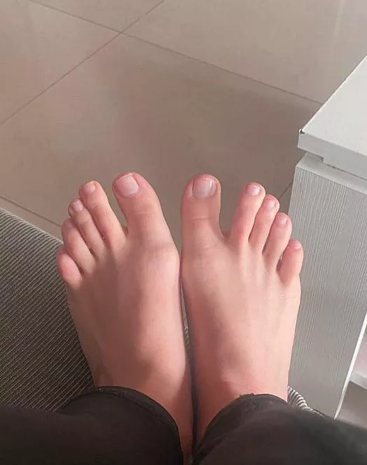 rub your 🍆 between my feet oc