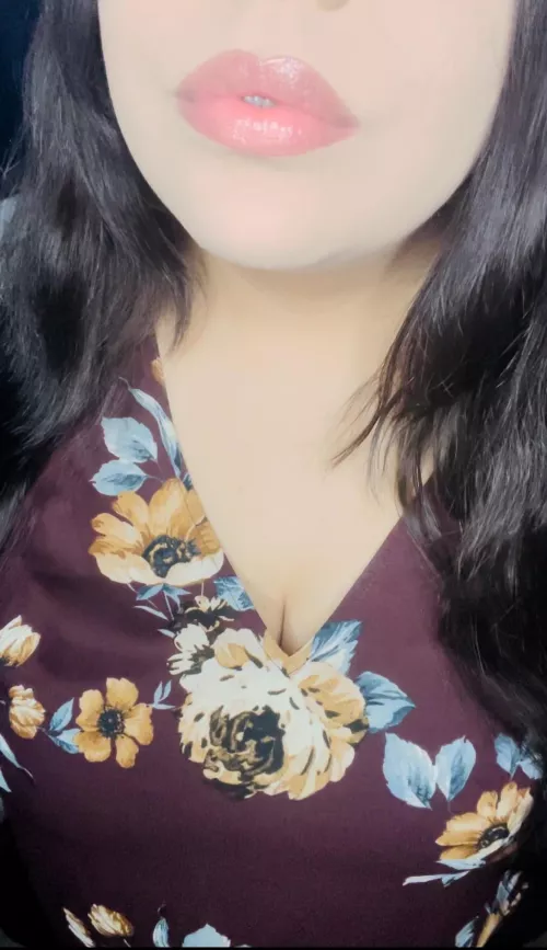 Soft pink glossy lips 