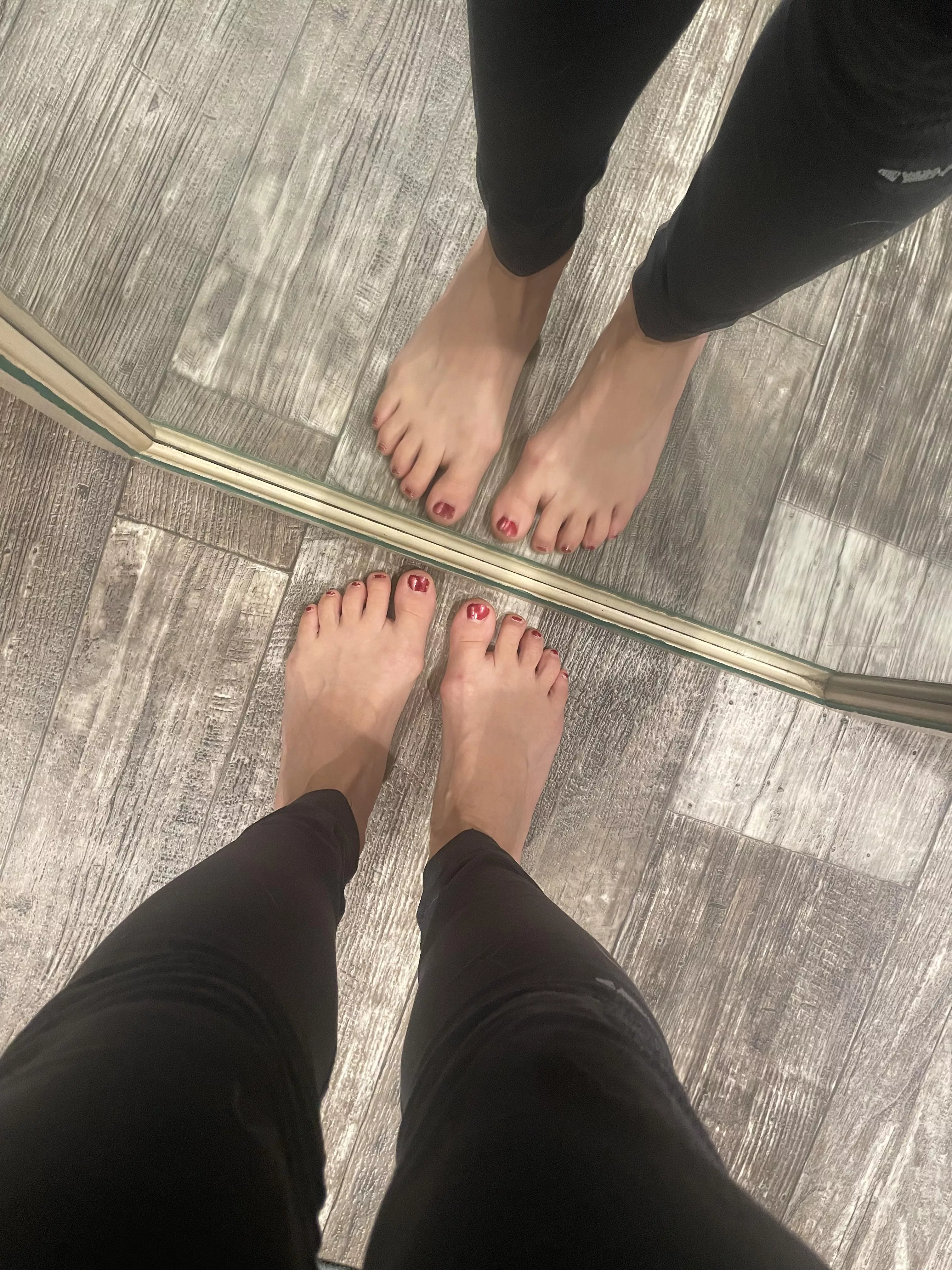 Tasty mirror feet