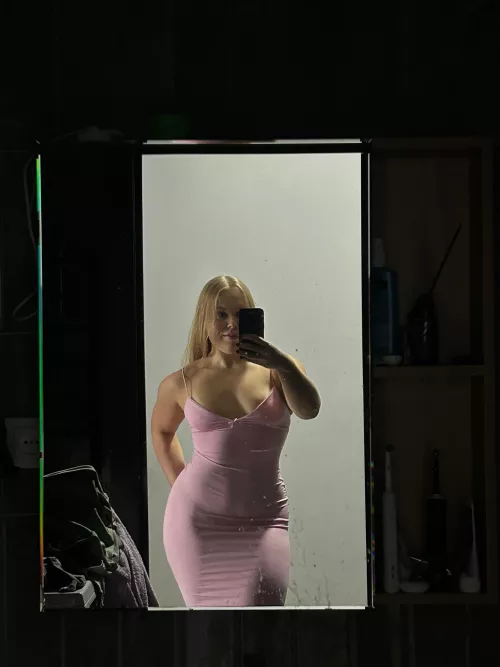 This milf is going on a date night, after dinner, I'm your dessert.