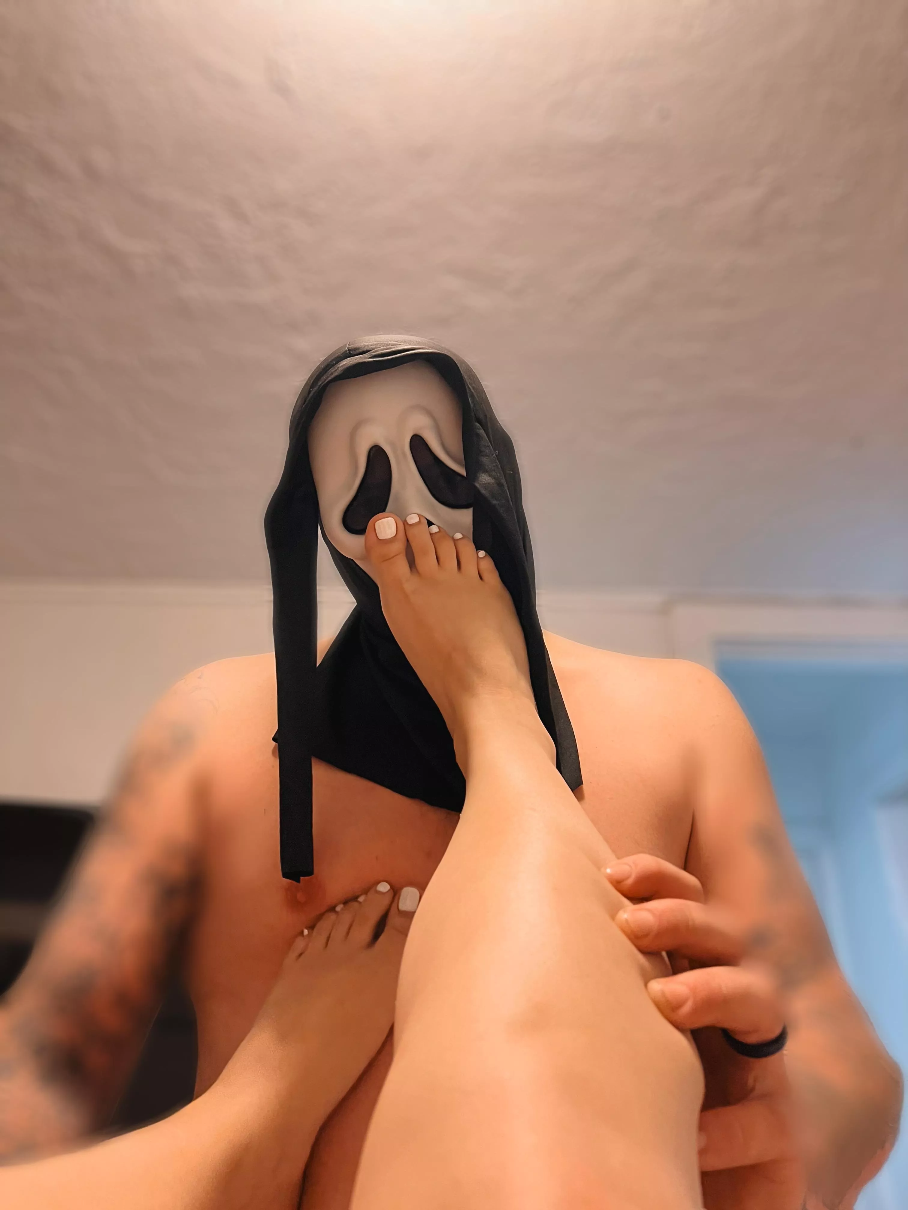 Trick or treat, smell my feet, I’ll give you some white toes to eat 👻