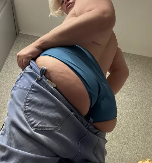 Uncovering chubby ass