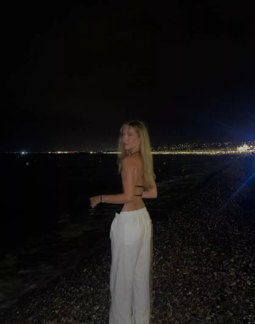 Upvote and dm me to get my special nude I did today. F18