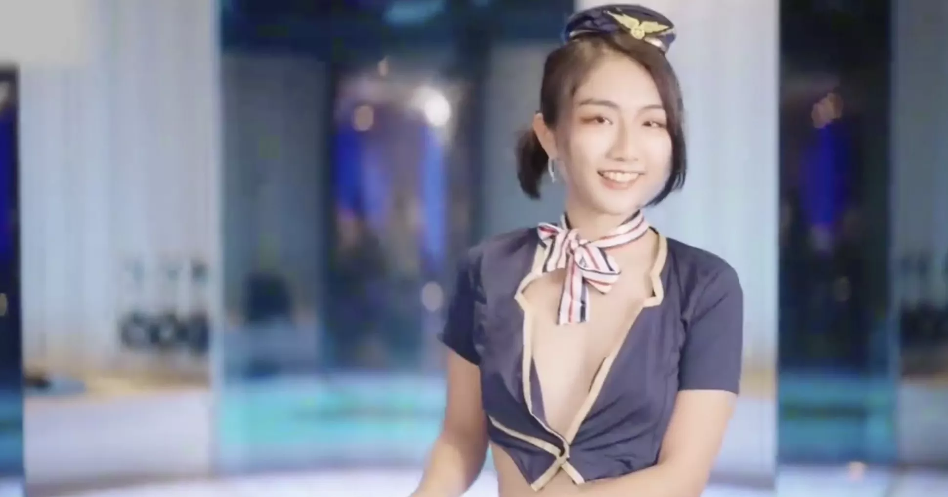 Who is this actress? I saw her in a Xin Yuri video about seven air hostesses joining hands