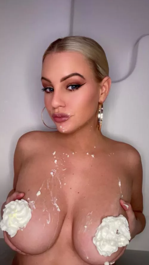 With it being my birthday I figured I’d throw it back to last year 😜😘 (F) 