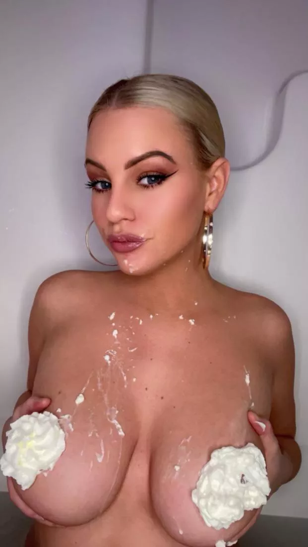 With it being my birthday I figured I’d throw it back to last year 😜😘 (F) 