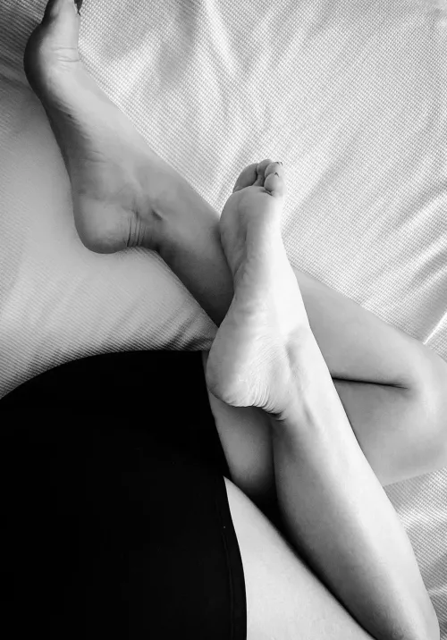 Would like to feel female lips on my soles...