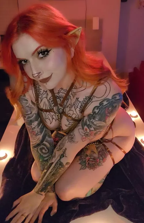 You walk into a cozy bed and breakfast, only to find the room you got a hot elf was waiting for you. Roll for initiative to fuck✨