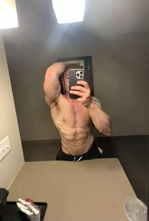 24 M just finished my cut, 2 weeks into bulk trying to maintain my leanness