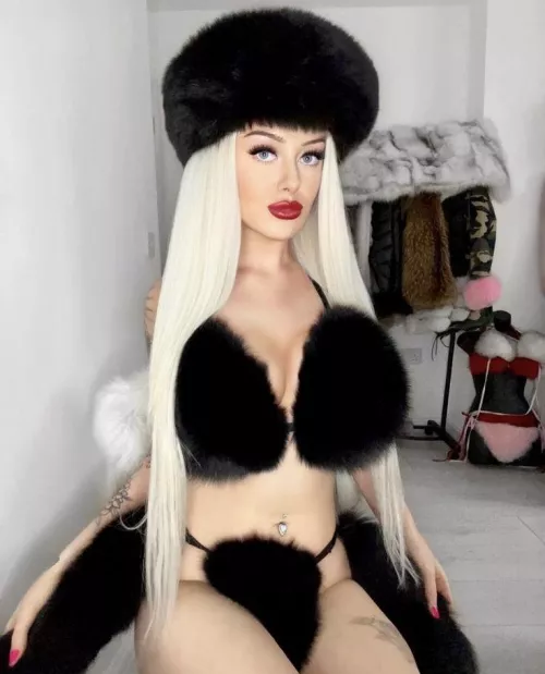 A Sexy Fur Queen! 