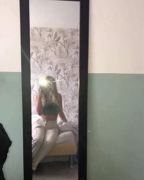Als je me naakt voor deze spiegel wilt zien, kijk mijn profiel en stuur me een dm