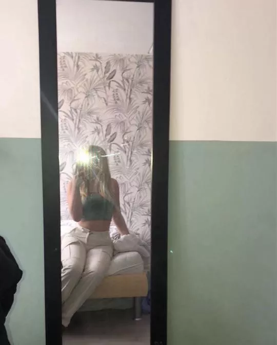 Als je me naakt voor deze spiegel wilt zien, kijk mijn profiel en stuur me een dm