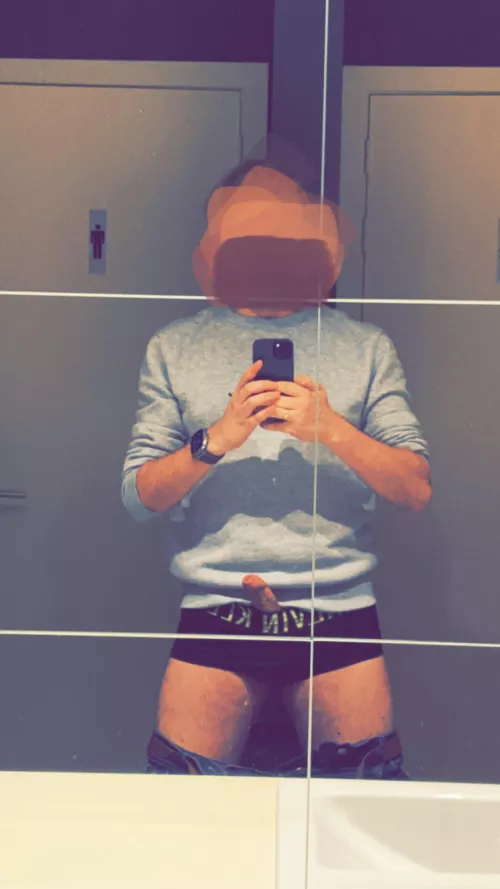 Bathroom selfie @work 