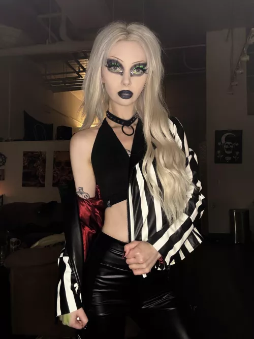 beetlejuice gal ready for funz 