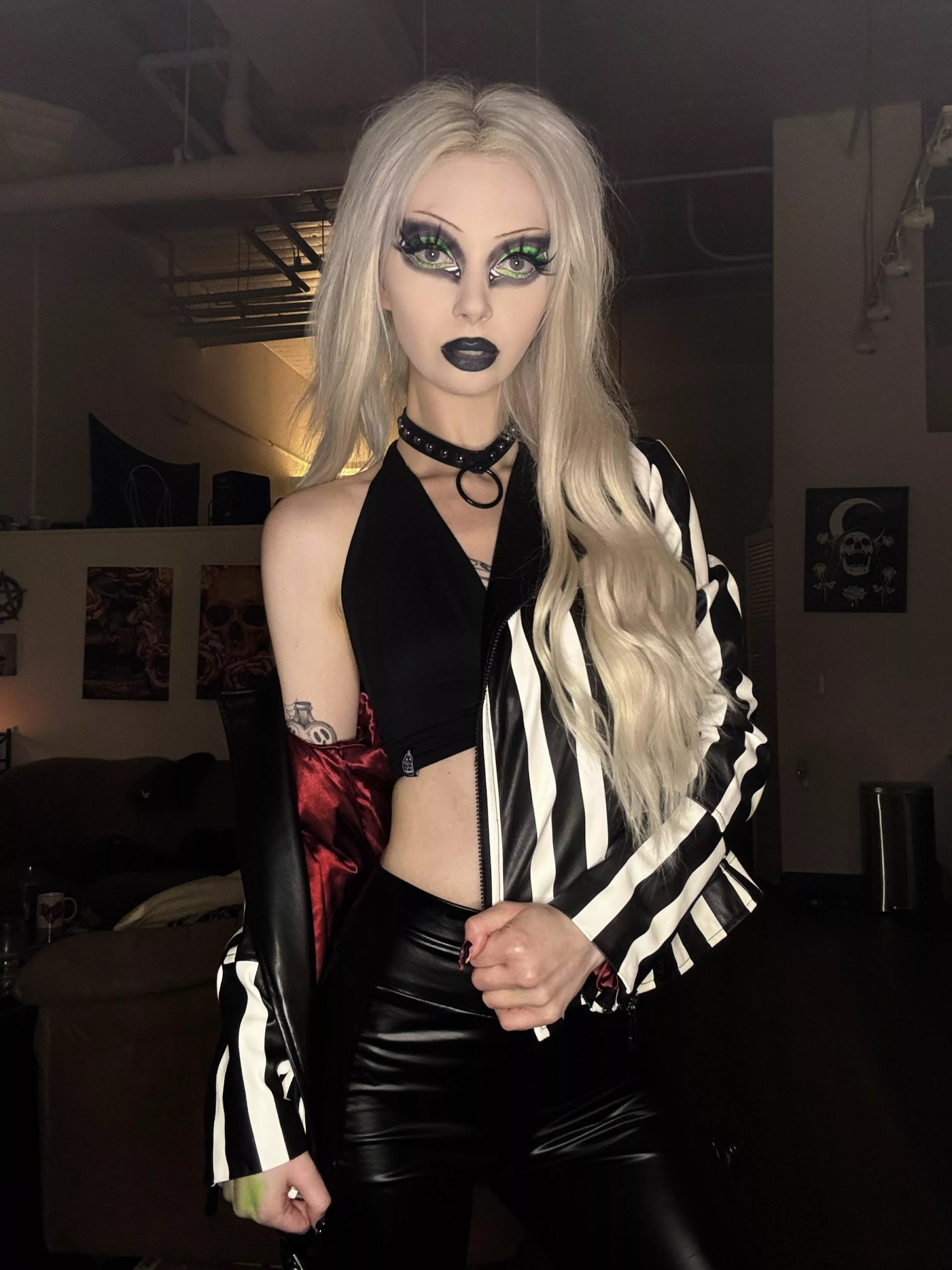 beetlejuice gal ready for funz 