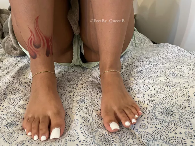 Breakfast is served , are you hungry for my feet ? 😝🦶🏻👅