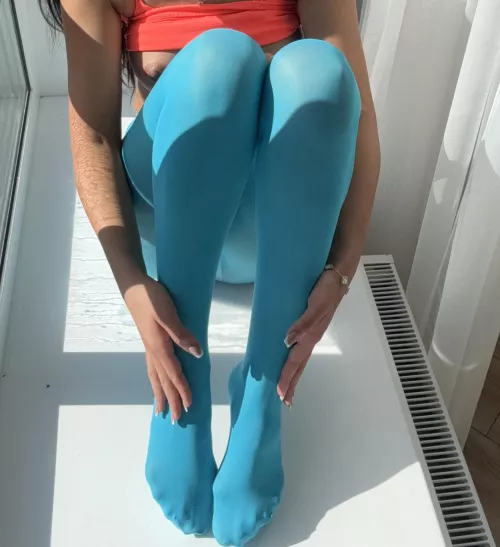 Can blue tights be worn with tights on the naked body