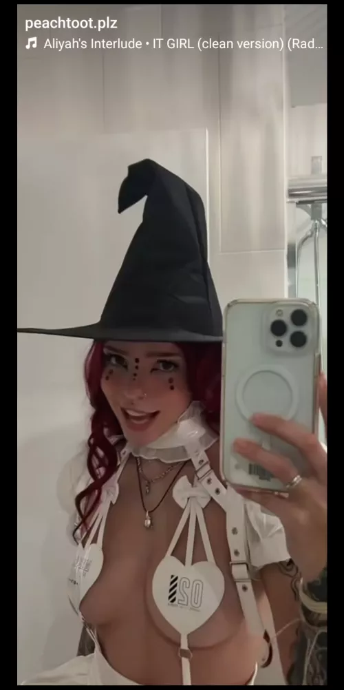 Does she look like bell or am i trippin?