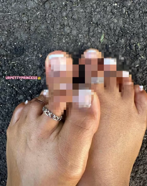 Every part of me is perfect. That’s why you twitch & beg for the chance to see my perfect toes ♡