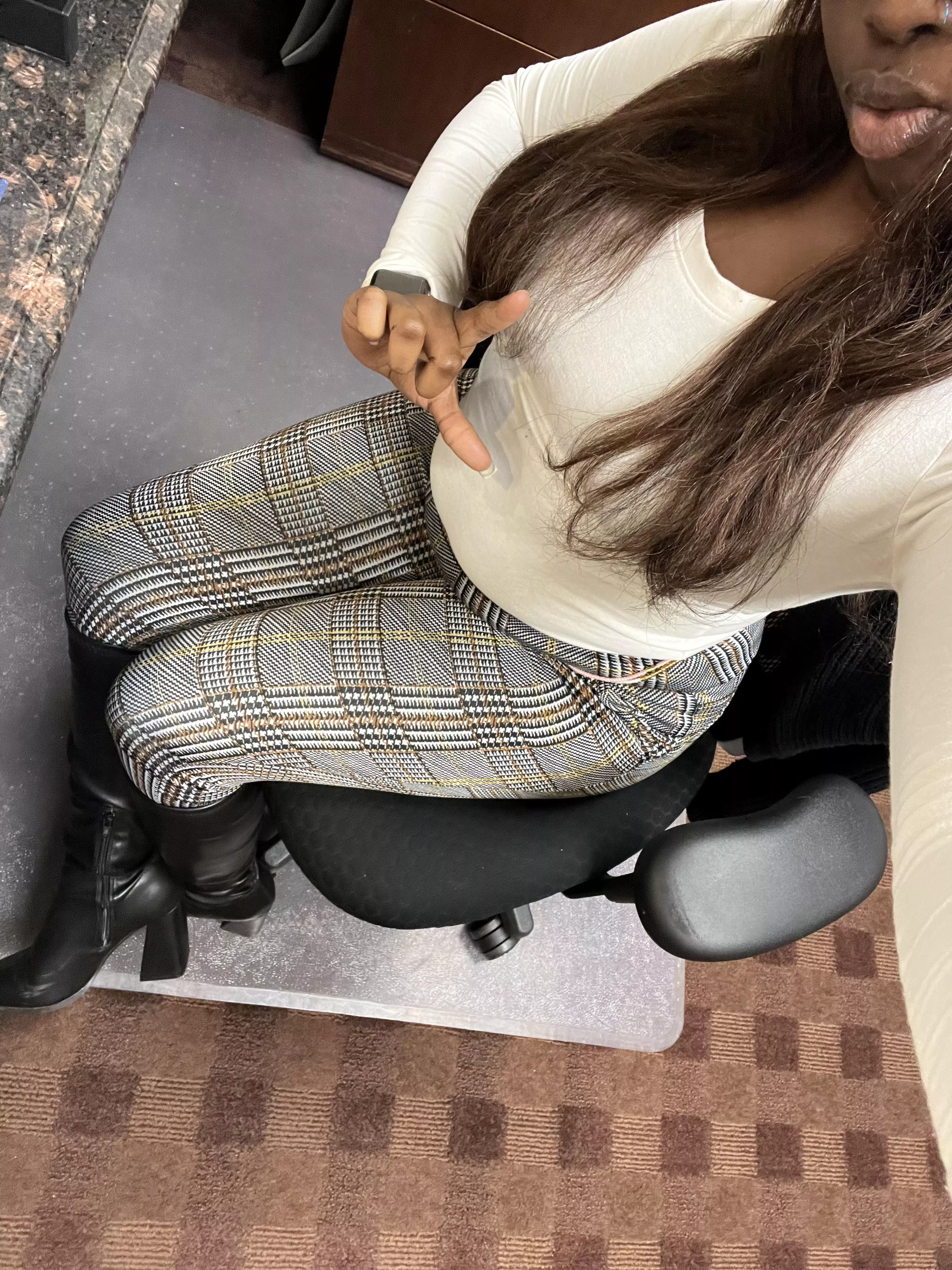 Goodmorning to all the wallets im going to drain with my cute leather boots🤭