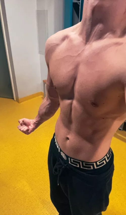 Hard to resist twunk with that body, right? 