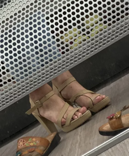 How do my feet look in these cute heels ? 🤭🤭💋