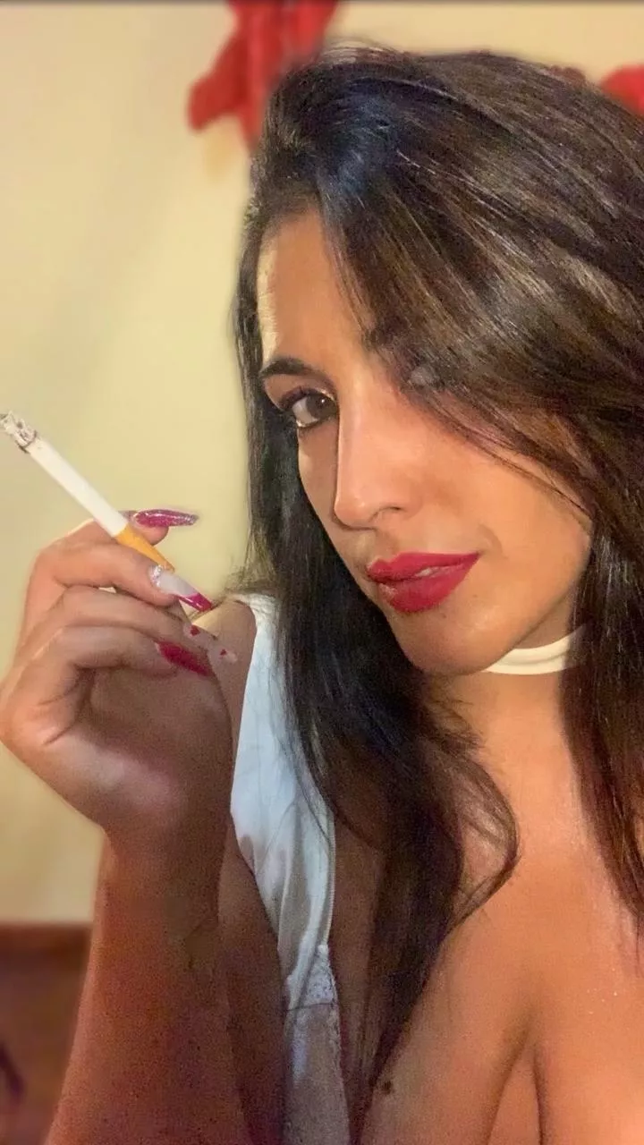 How much do men like it when a woman smokes while you fuck her? 