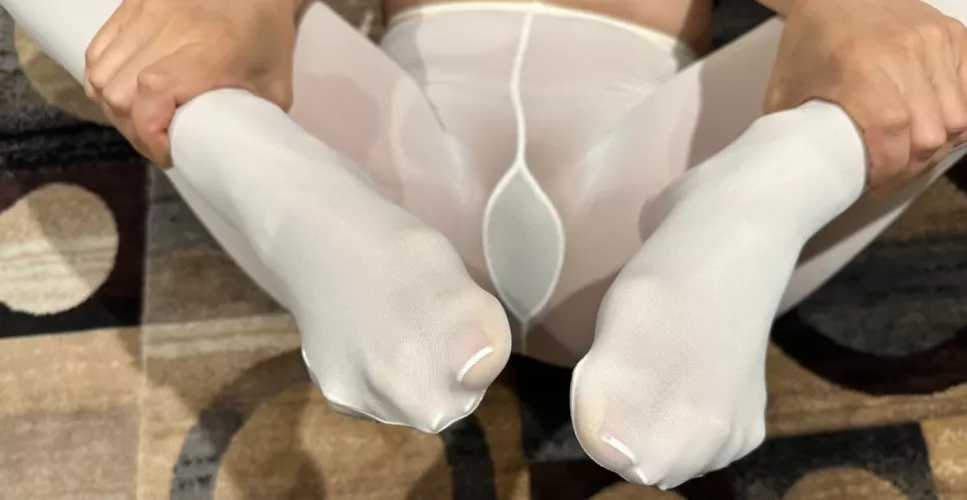 How would you like to pinch my pussy in nylons