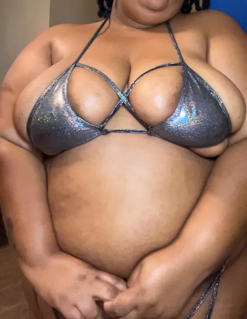 Huge titties spilling everywhere 😩