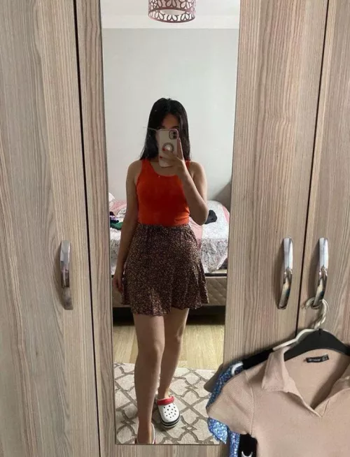 I am 28 bi wife, looking for a gf to sext. My husband can join if asked 😍 dm us 👄