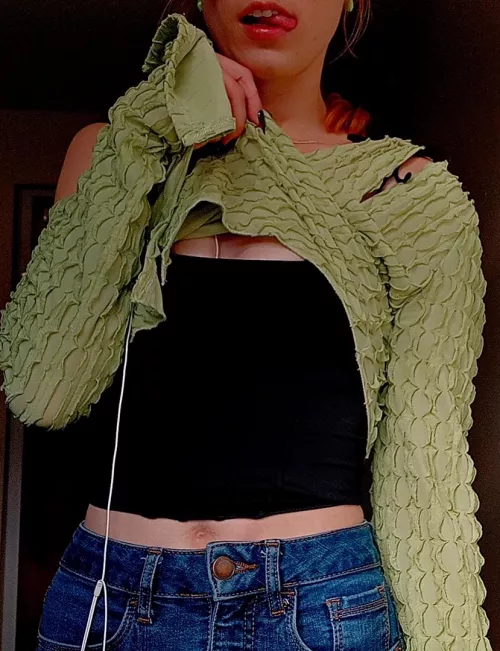 I have a place for u under my top 😉 my corset is nice and tight 😉