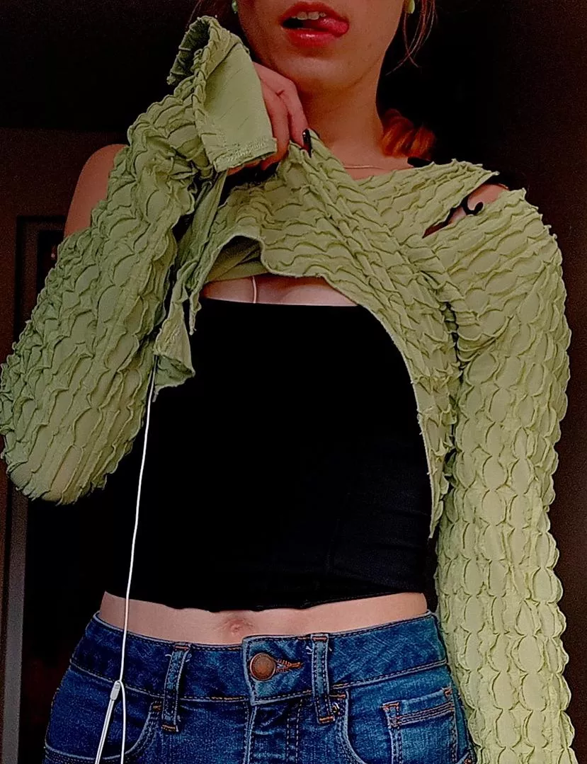 I have a place for u under my top 😉 my corset is nice and tight 😉