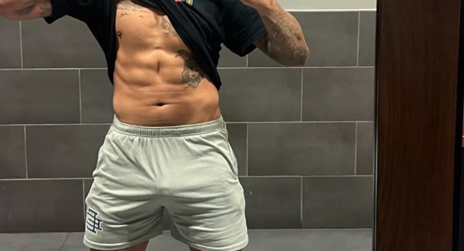 I love when all the hot wives eye fuck me while I workout. 