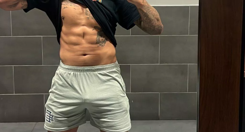 I love when all the hot wives eye fuck me while I workout. 