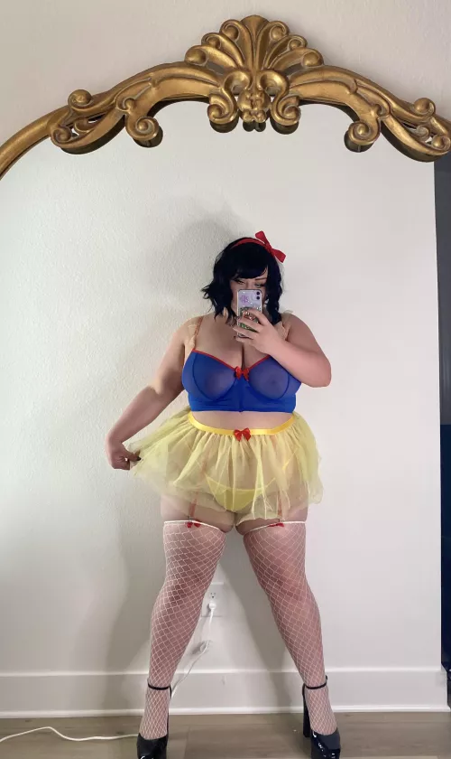 If only I had 7 men to complete this costume! 🍎