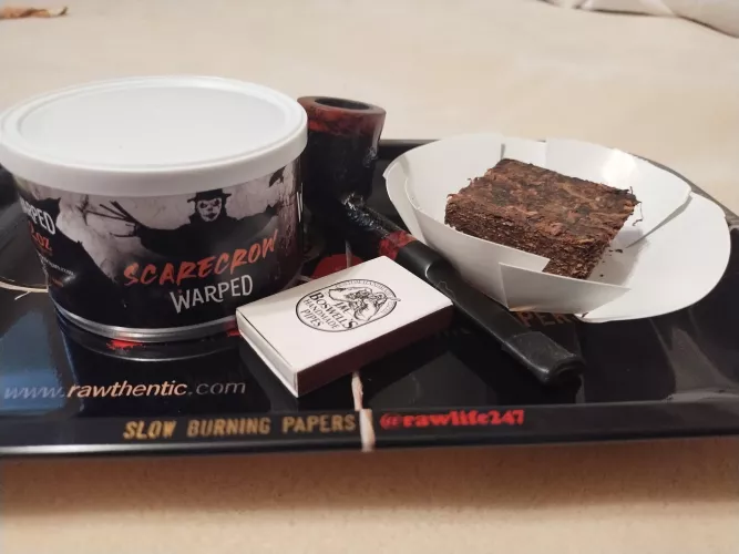 I'm about to try this Scarecrow Warped, it smells like candy corn/caramel apples.