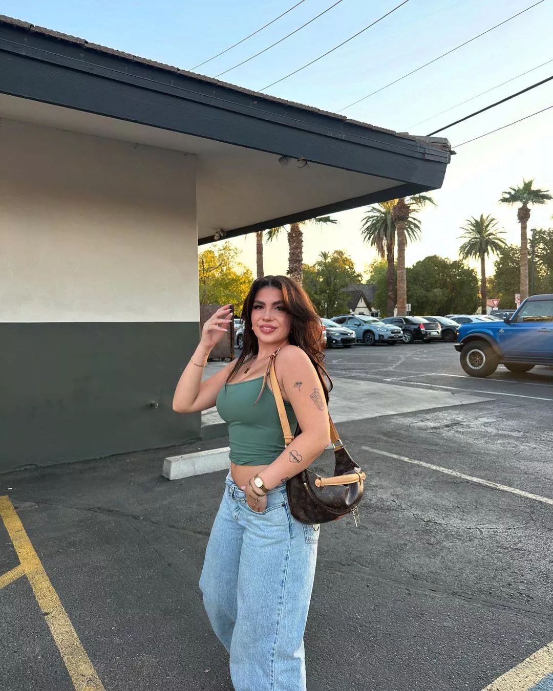 Just an average girl who's ready to date you tonight 