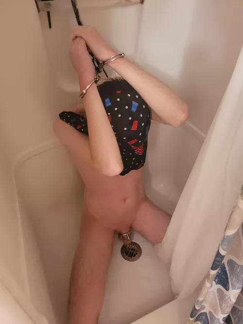 Just wanted to crosspost my sub being locked and waterboarded by the piss from my bf and I ;)